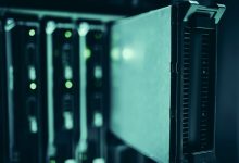 Racks de servidores em um moderno data center, com iluminação azulada.
