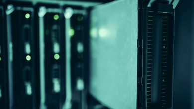 Racks de servidores em um moderno data center, com iluminação azulada.