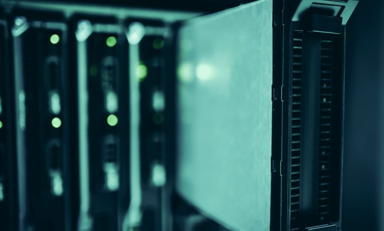 Racks de servidores em um moderno data center, com iluminação azulada.