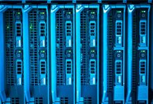 Racks de servidores iluminados em um data center, representando infraestrutura de processamento computacional.