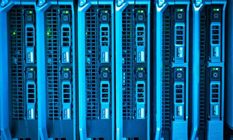 Racks de servidores iluminados em um data center, representando infraestrutura de processamento computacional.