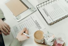 Profissional organizando a agenda da semana em um ambiente de escritório.